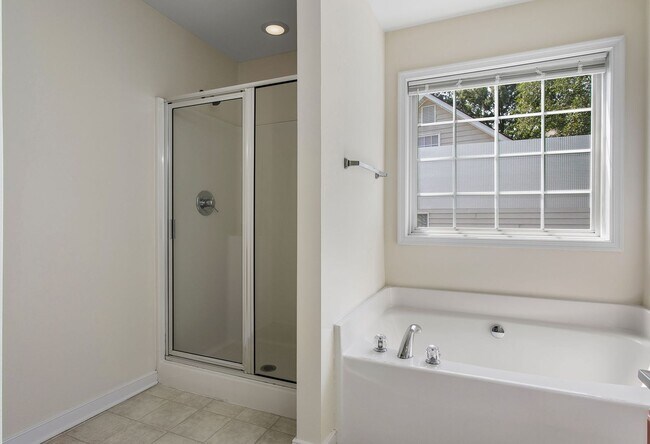 Building Photo - BEAUTIFUL 5 BEDROOM HOME IN HAMPTON PARK