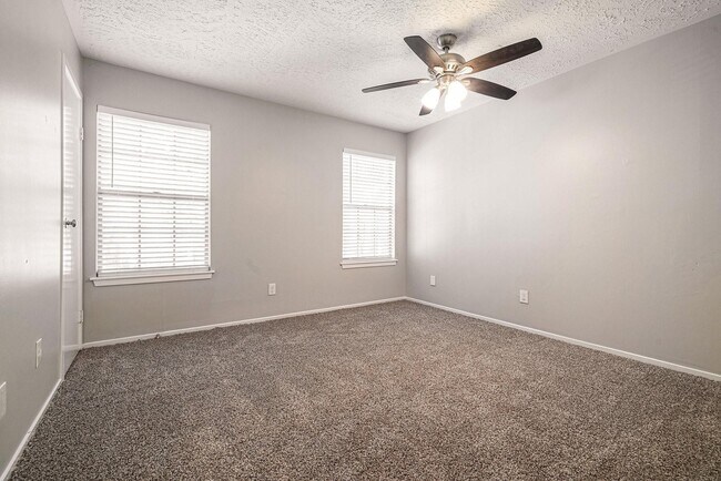 Building Photo - 11915 S Red Cedar Cir