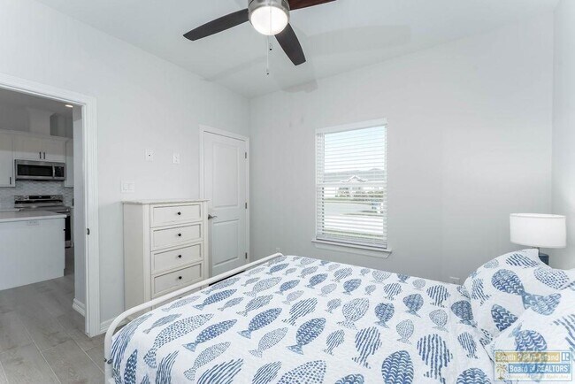 Building Photo - 20 S Bay Hill Dr