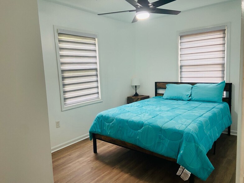 Bedroom with Queen size bed - 311 Penniman Rd