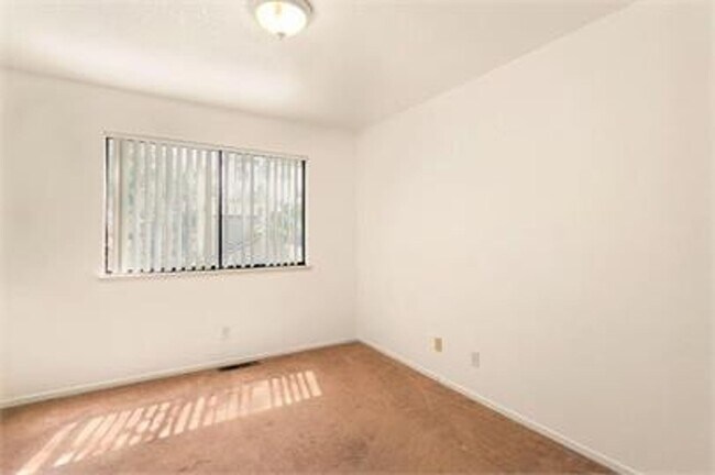 Building Photo - Great 2 bedroom, 1.5 bath in South Davis f...