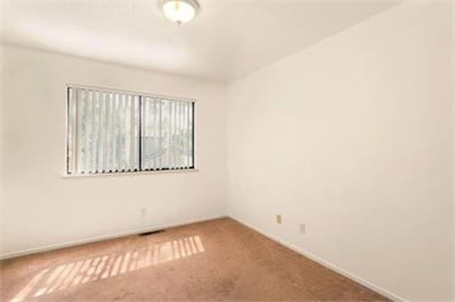 Building Photo - Great 2 bedroom, 1.5 bath in South Davis for September move in!
