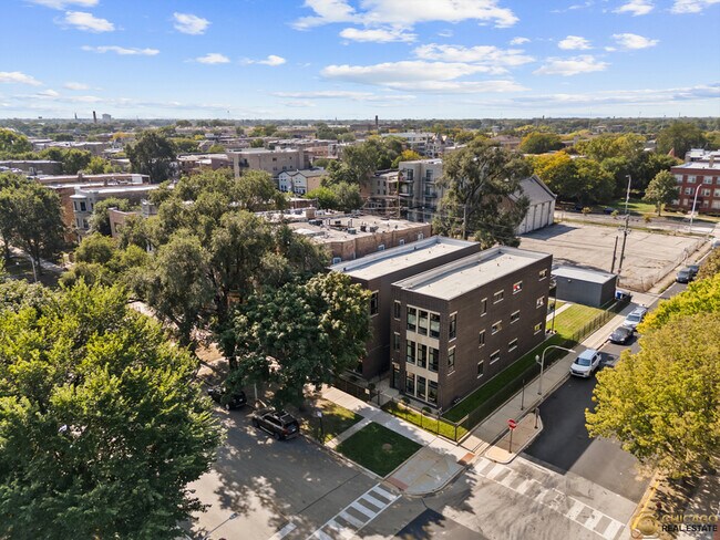 Building Photo - 4402 S Prairie Ave