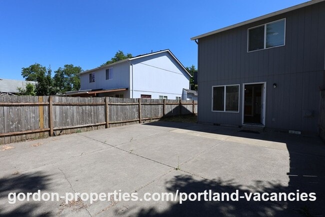 Building Photo - SE 121st Ave- 3 bedroom townhome with gas fireplace