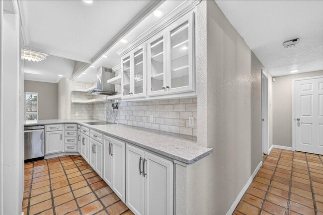 Building Photo - 5305 Greenbriar Dr