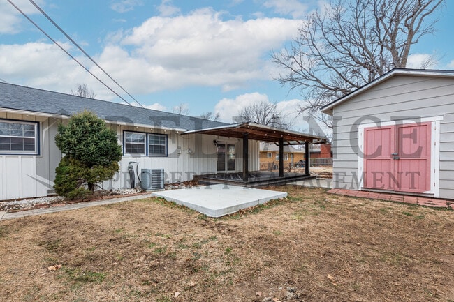 Building Photo - 2210 W Columbine Ln