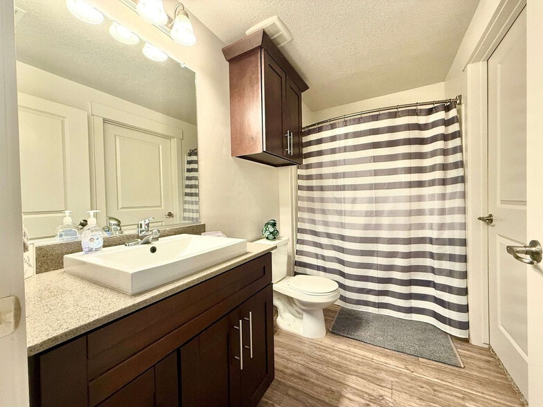 Building Photo - 460 E 400 S