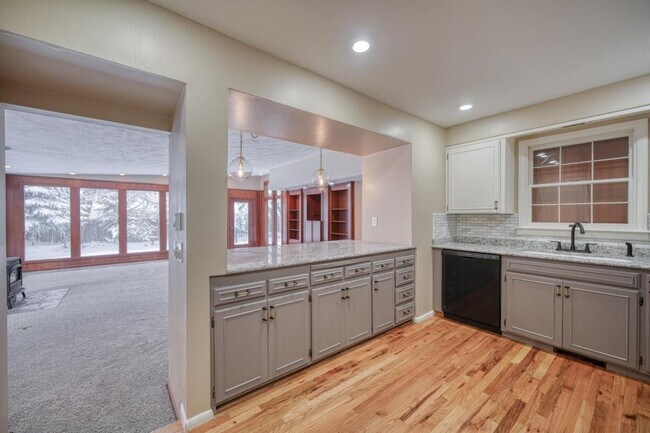 Building Photo - 225 E 25th St