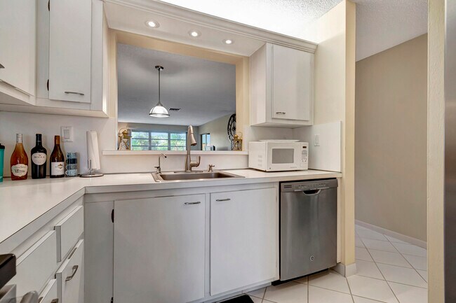 Building Photo - 5943 Areca Palm Ct