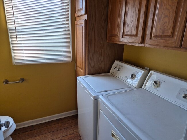 Building Photo - Charming 3 Bedroom Home