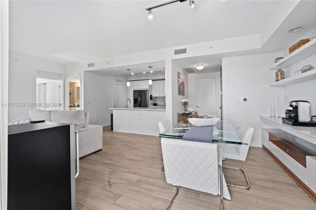 Building Photo - 999 SW 1st Ave