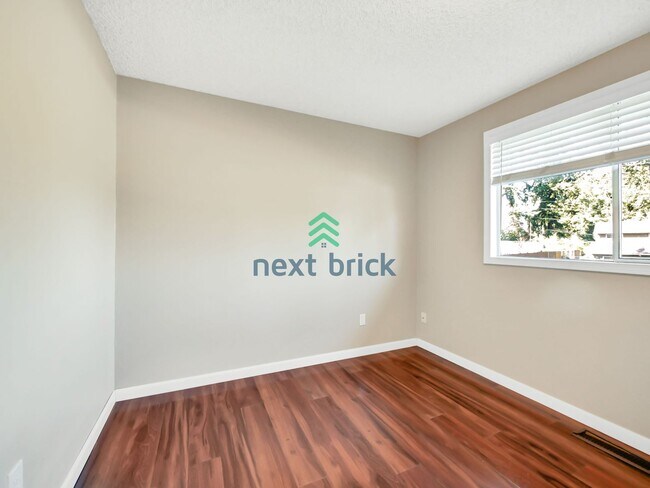 Building Photo - 5 Bed and 3 Bath Single-family Home Availa...