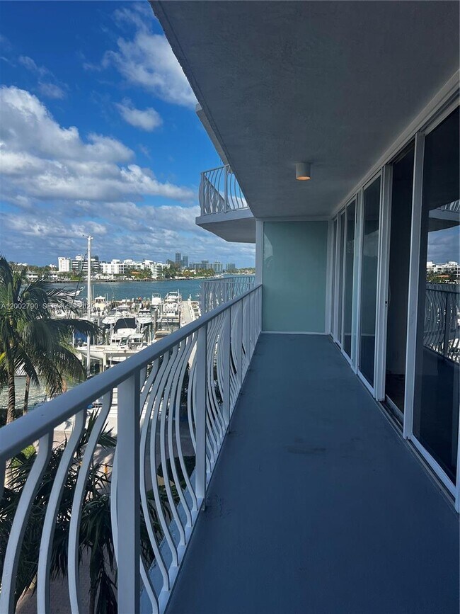 Building Photo - 7601 E Treasure Dr