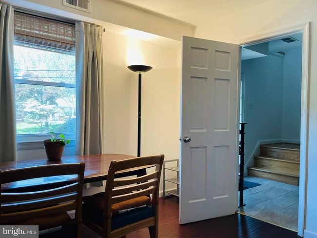 Building Photo - 928 Venice Dr