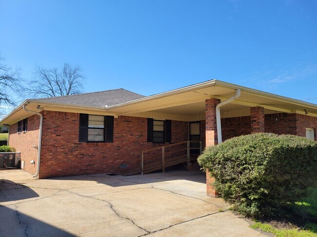 Building Photo - 912 N Main St