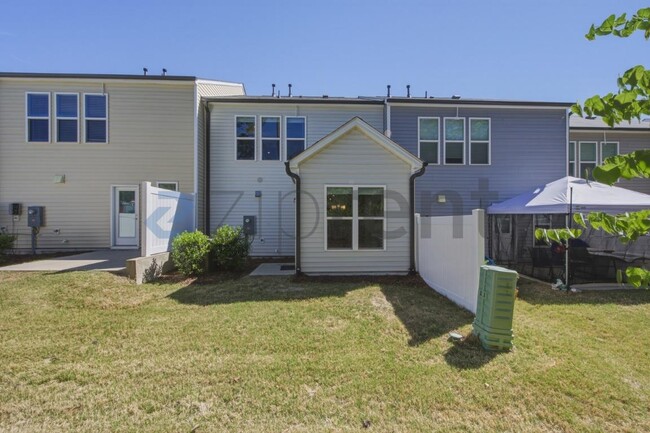 Building Photo - 1015 Badlands St