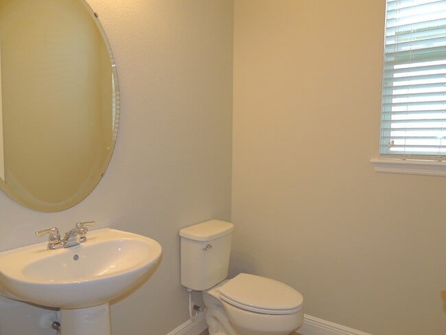 Building Photo - Move in ready! Newer home in great location.