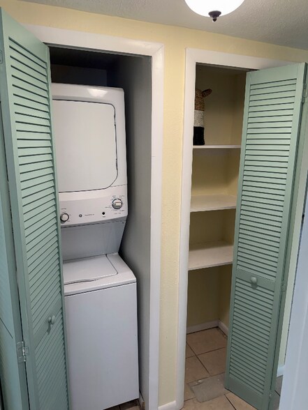 Building Photo - 2421 N Oleander Ave