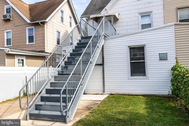 Building Photo - 143 Greenwood Ave