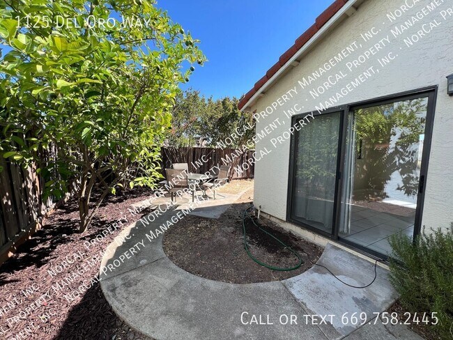 Building Photo - 1125 Del Oro Way