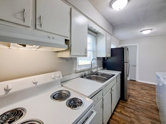 Building Photo - 5112 Valiant Dr