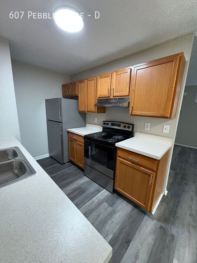 Building Photo - 607 Pebble Pl Dr