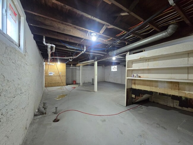 Building Photo - Beautifully Updated 2 bedroom 1 bathroom 776 sq ft home