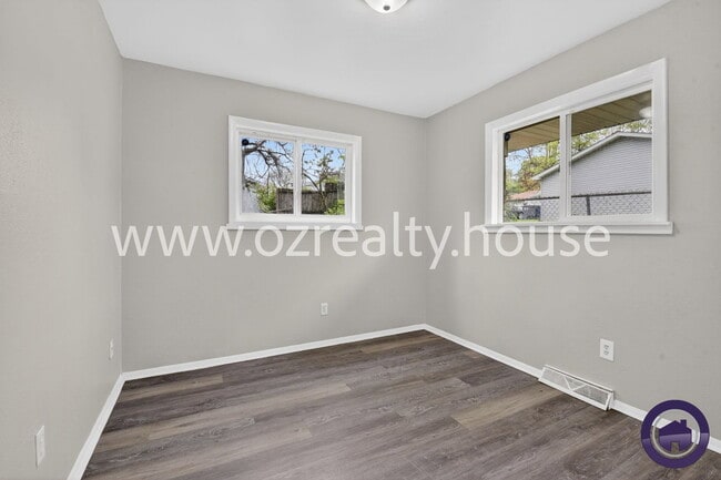Building Photo - 732 Coyne Ave