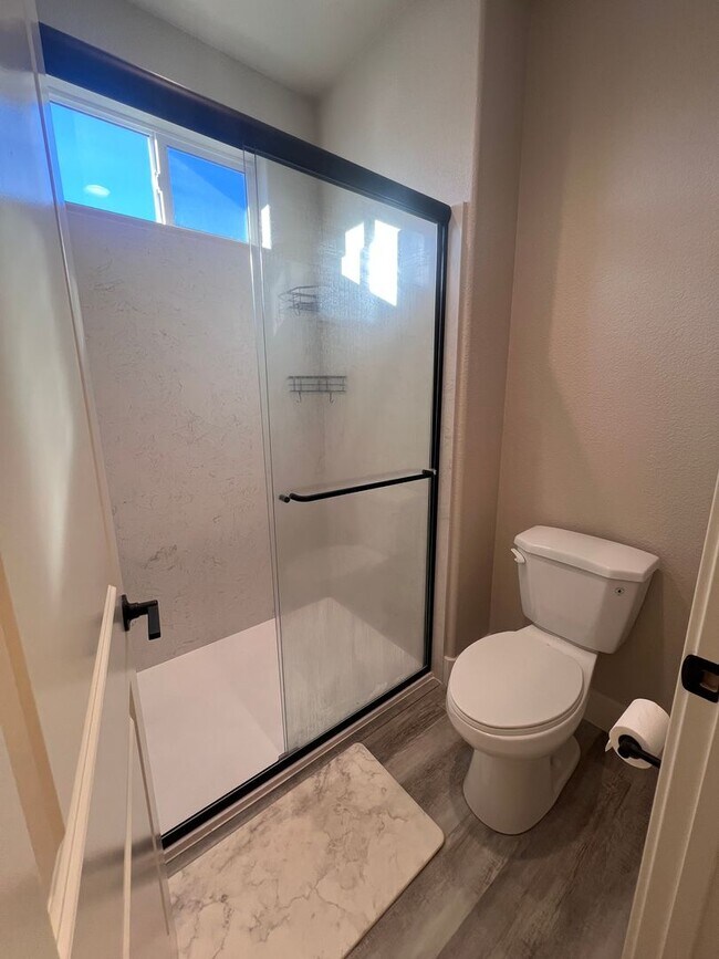 Building Photo - Beautiful! 3/2.5/2 Townhome in Gardnerville