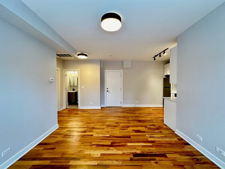 Building Photo - 661 W Wrightwood Ave