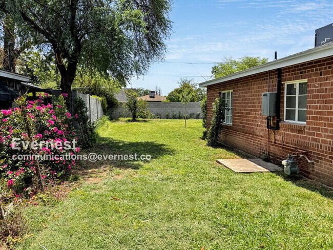 Building Photo - 801 W Earll Dr