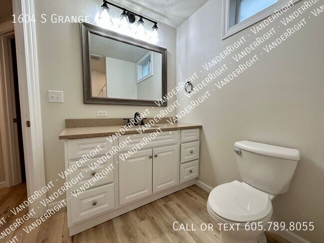 Building Photo - 1604 S Grange Ave