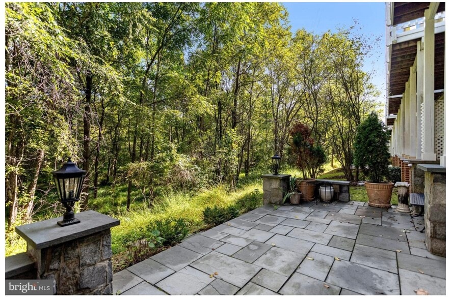 Building Photo - 213 Oak Knoll Ter