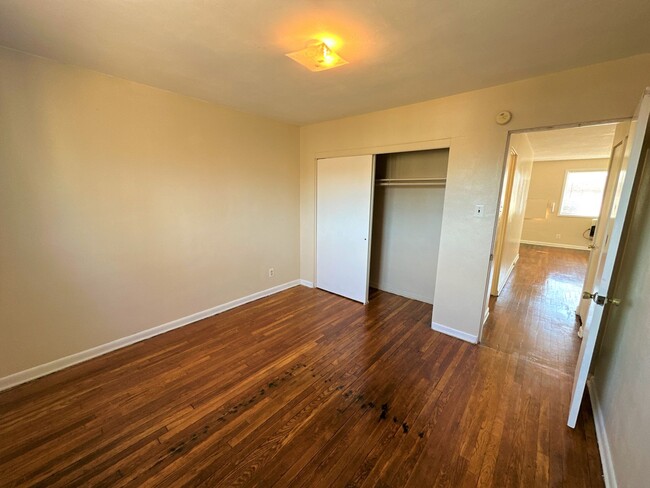 Building Photo - 2nd Flr 2 Bed 1 Bath Apt w/ Hardwood And T...