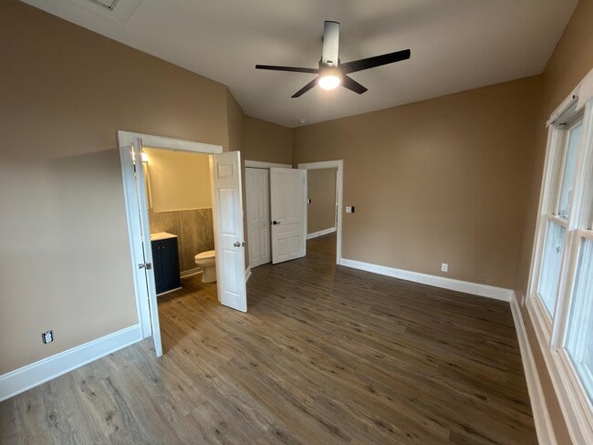 Building Photo - 302 N Sumner St