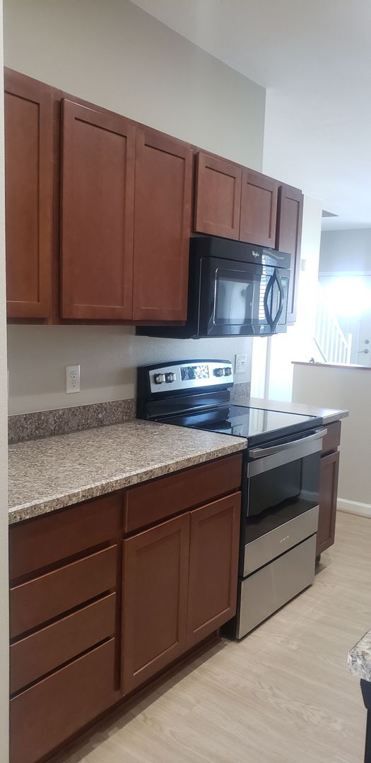 Building Photo - 3 bedroom, 2.5 bath duplex Move In August 10th!!