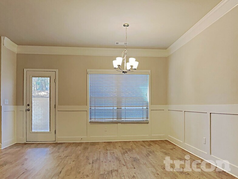 Building Photo - 817 Crescent Way