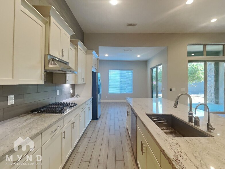 Building Photo - 3690 E Alfalfa Dr