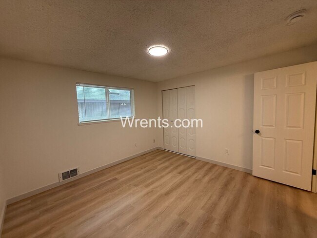 Building Photo - 104-104 W Cora Ave