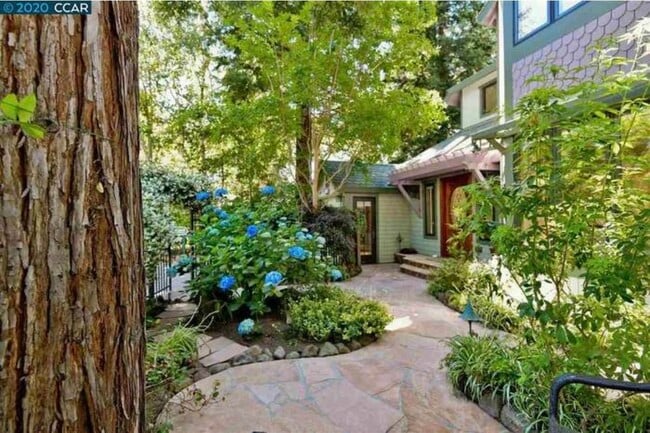 Building Photo - 136 El Centro