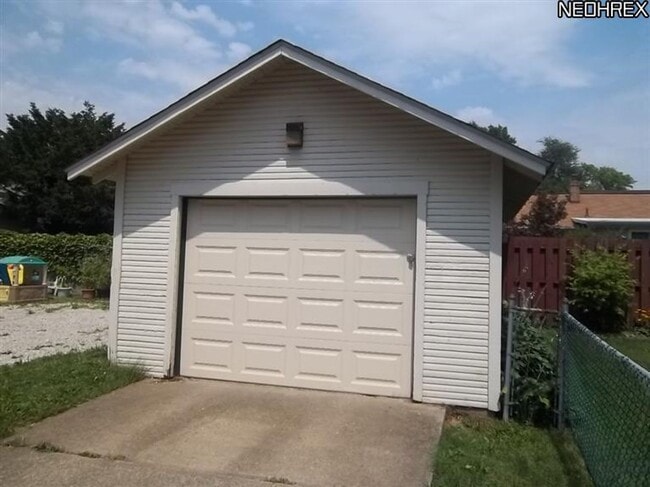 Building Photo - 2/3 Bedroom Plain Local House for Rent