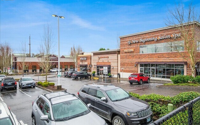Building Photo - Bright 2BR / 2BA End-Unit Tanasbourne Condo w/ High Ceilings, Gas Fireplace, Private Balcony + At...