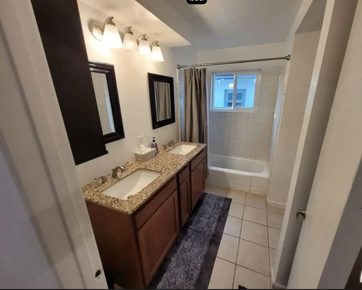 Middle Bath w Tub - 335 S California St