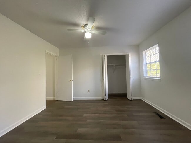 Building Photo - Chapel Hill Rd Townhomes