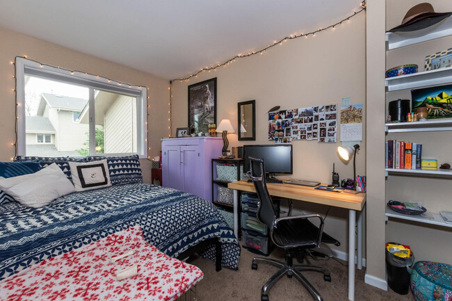 Building Photo - 4BD/ 3.5BA Furnished Townhome in South Bou...