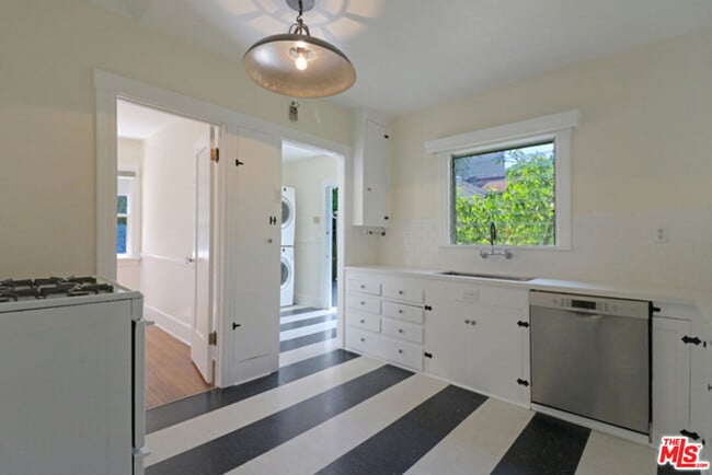 Building Photo - 523 N Gower St