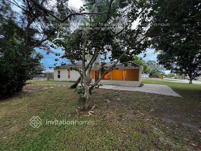 Building Photo - 102 NW Carmelite St