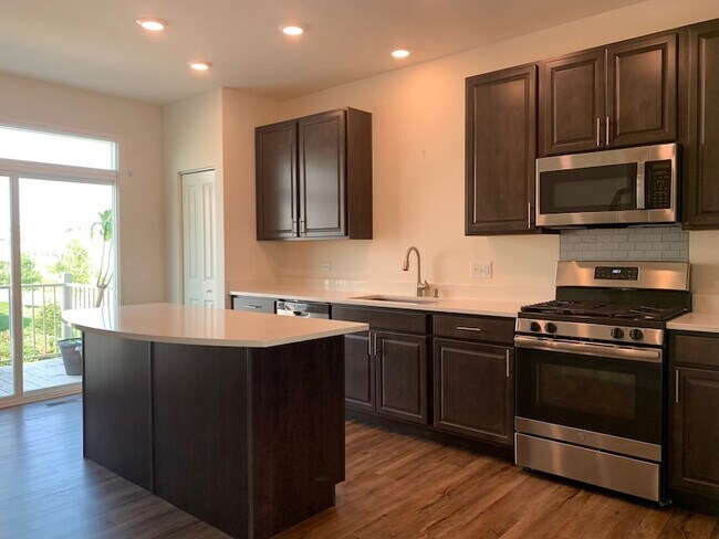 Building Photo - 285 Lakeshore Dr