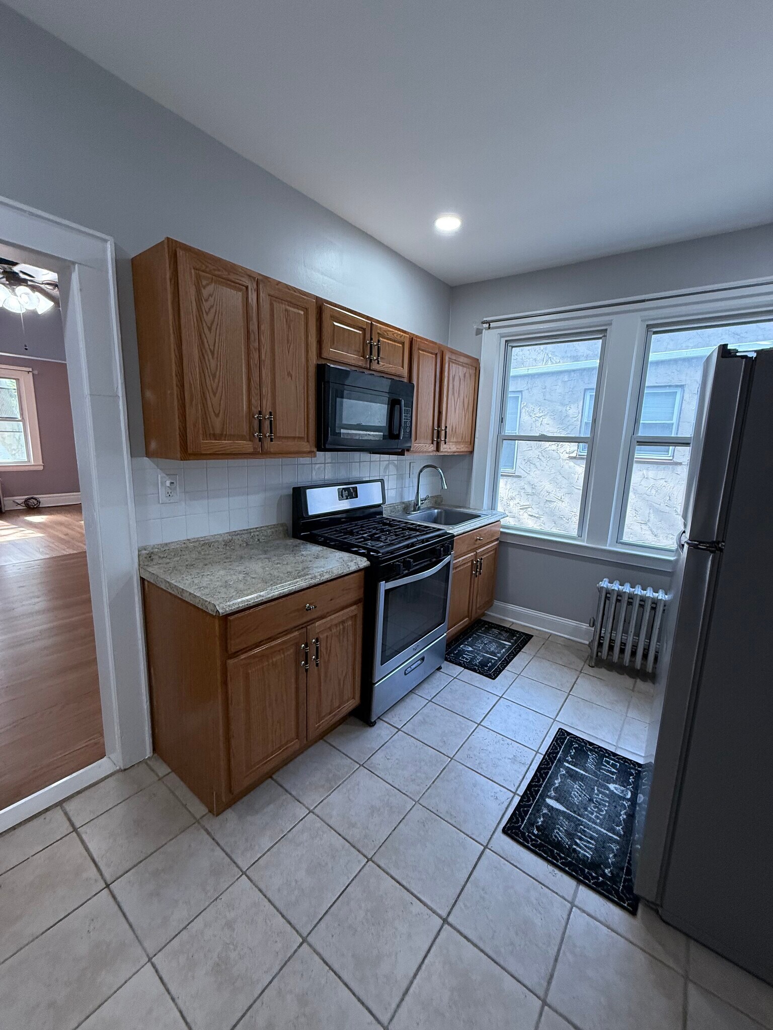Building Photo - 562 N Maple Ave