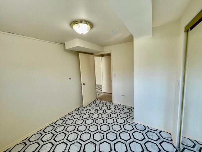 Building Photo - 4825 Sherwin Ave